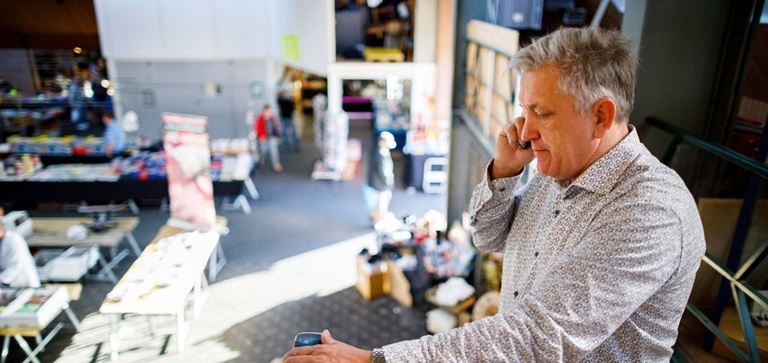 Ondernemer telefoneert in hal groothandel