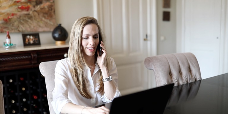 Zelfstandig ondernemer Shiona telefoneert